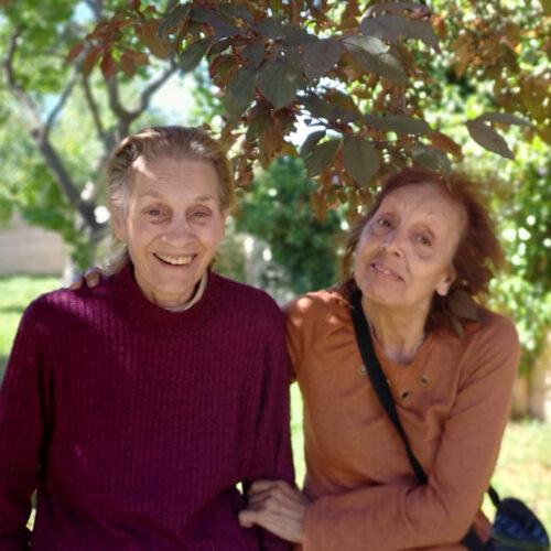 Personas mayores sonriendo en el exterior