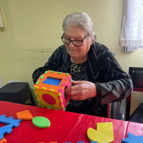 Persona mayor haciendo actividades manuales