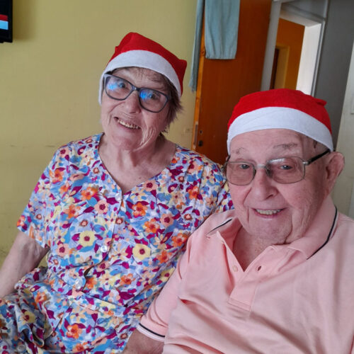 Personas mayores festejando navidad