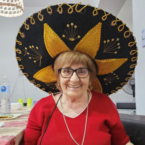 Persona mayor festejando con sombrero
