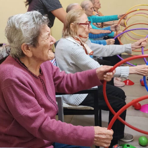 Persona mayor haciendo actividad fisica