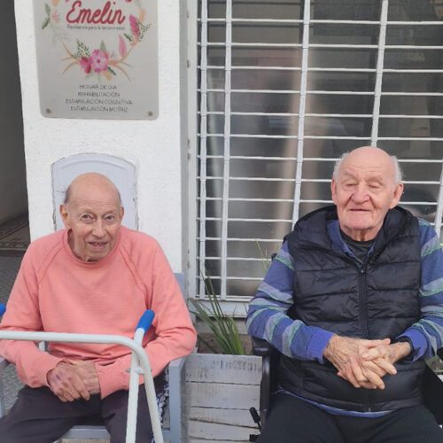 Personas mayores descansando en el exterior